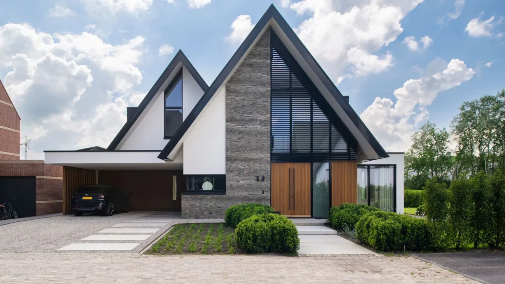 Moderne villa met vlakke keramische dakpannen.