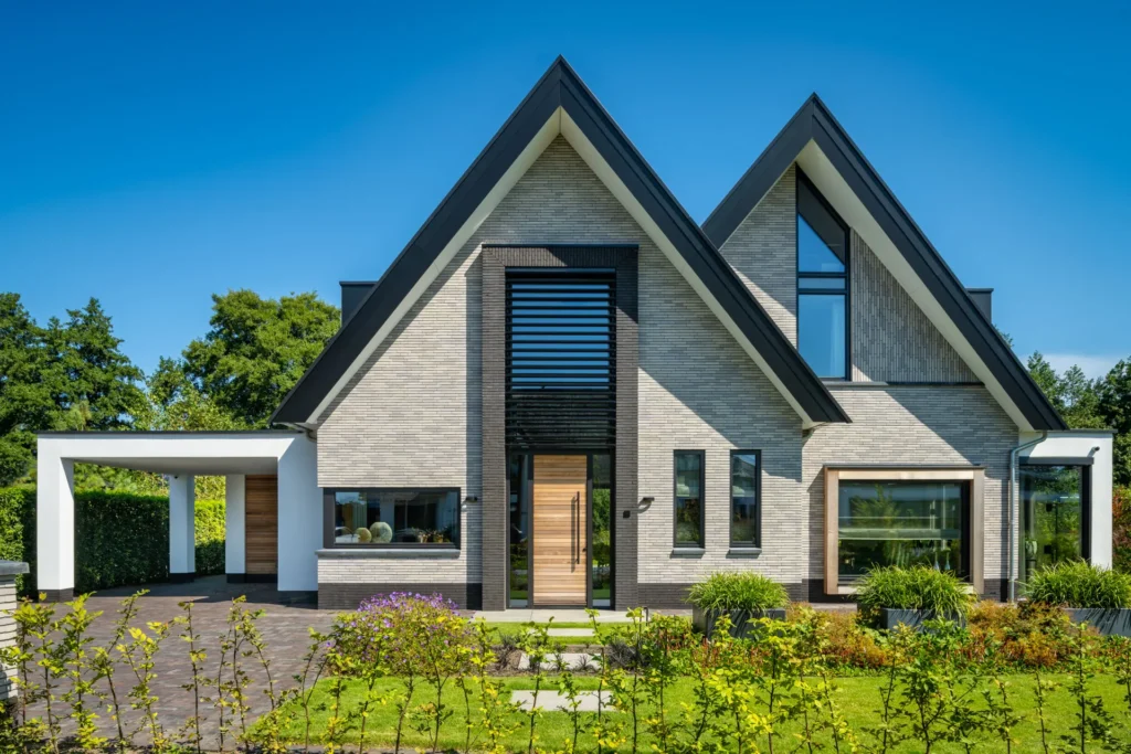 Moderne luxe villa in Enschede met grijze gevelstenen.