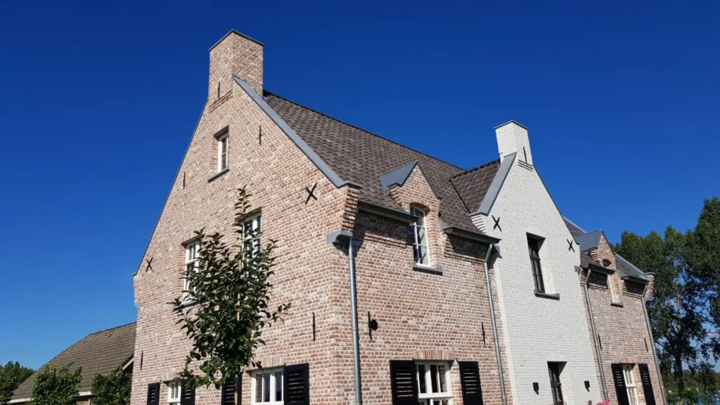 Woning met kempische gevelsteen verwerkt in kruisverband.