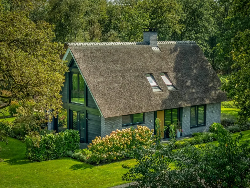 Schuurwoning rietgedekt in landelijk buitengebied.